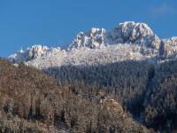 Kampenwand Massiv mit Neuschnee in der Abendsonne